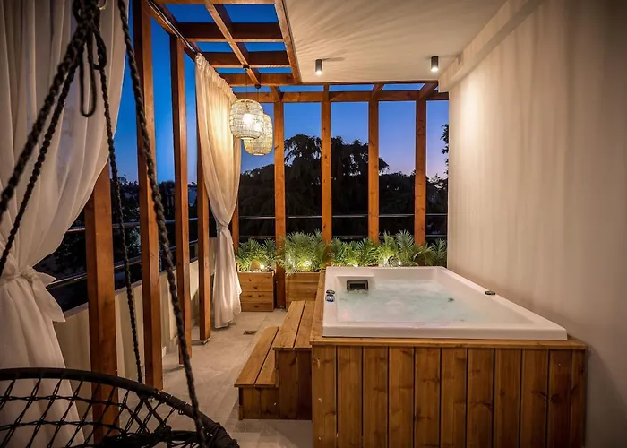 Euphoria Junior Suite With Jacuzzi By Senaon Urban Living