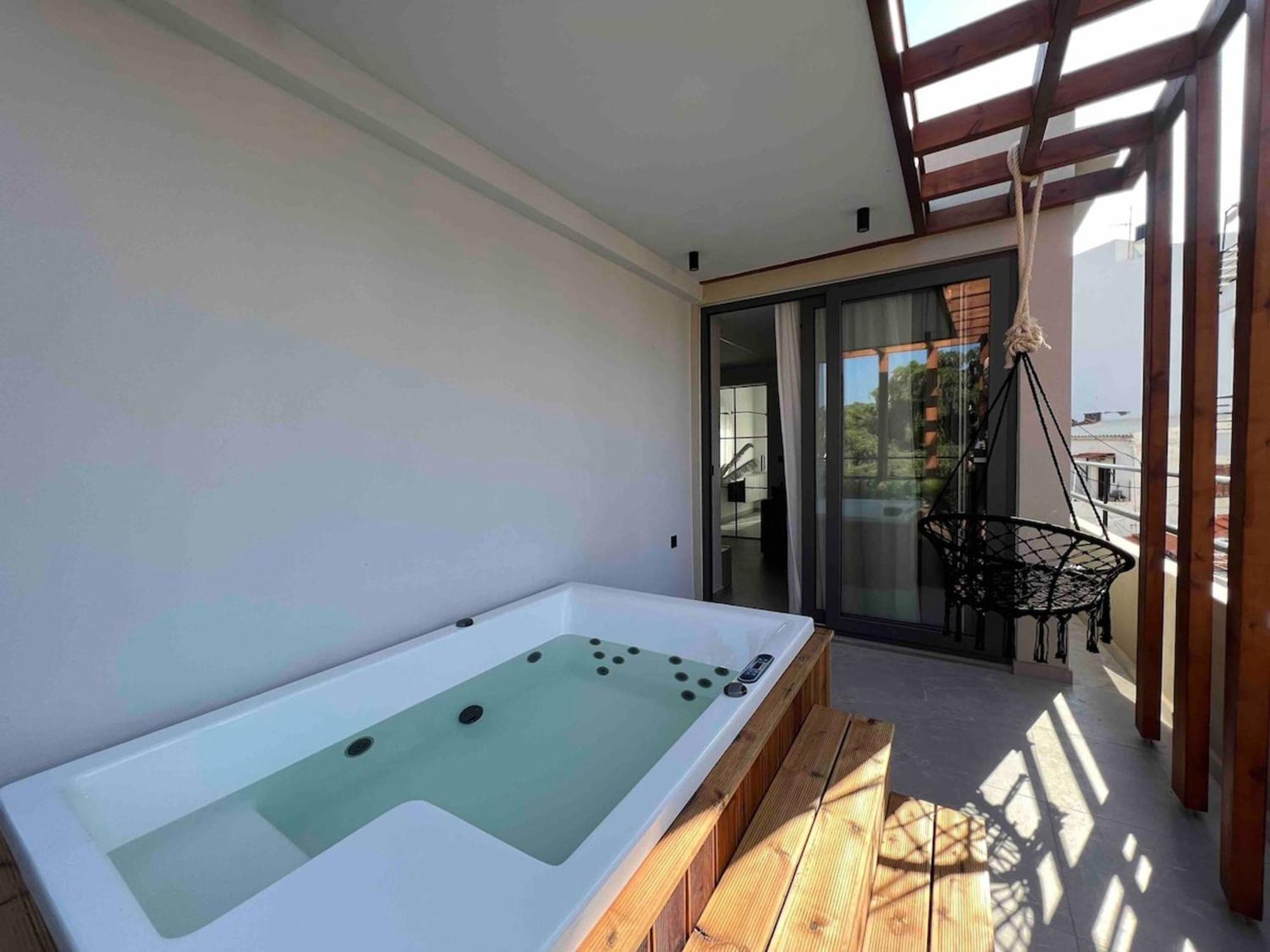 Euphoria Junior With Jacuzzi By Senaon Urban Living * Héraklion