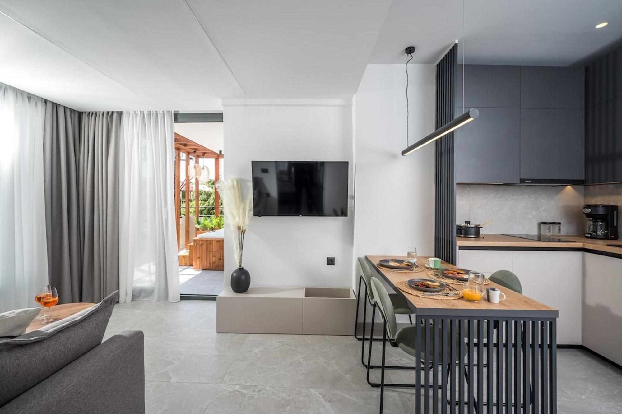 Euphoria Junior With Jacuzzi By Senaon Urban Living *